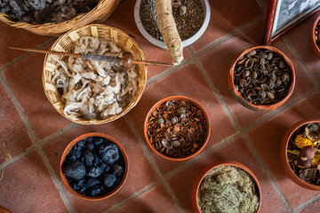 Diferentes insumos para teñir lana de forma artesanal en Teotitlan Oaxaca, méxico