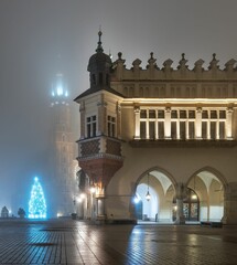 Kraków: Rynek Główny w mglisty poranek