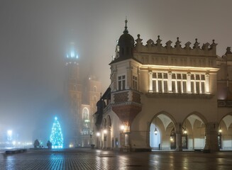 Kraków: Rynek Główny w mglisty poranek © Michal45
