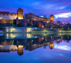 Kraków: Zamek Królewski na Wawelu w poranek z kolorowym niebem i odbiciem w Wiśle © Michal45