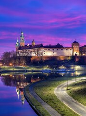 Kraków: Zamek Królewski na Wawelu w poranek z kolorowym niebem i odbiciem w Wiśle © Michal45