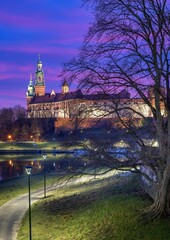 Kraków: Zamek Królewski na Wawelu w poranek z kolorowym niebem i odbiciem w Wiśle © Michal45
