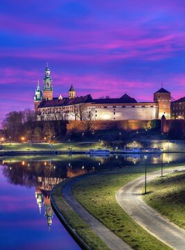 Krak&oacute;w: Zamek Kr&oacute;lewski na Wawelu w poranek z kolorowym niebem i odbiciem w Wiśle