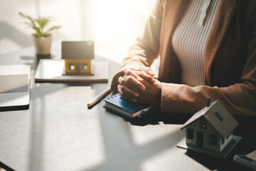 real estate agent Deliver model homes to customers. Mortgage contracts, loans, hire-purchase contracts and home sales. real estate loan concept