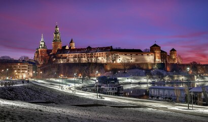 Kraków: Zamek Królewski na Wawelu w poranek z kolorowym niebem i odbiciem w Wiśle © Michal45