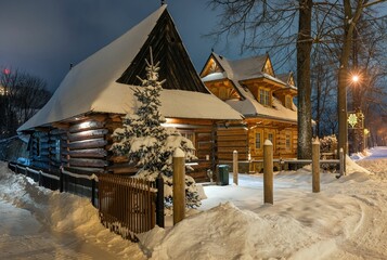 Zakopane: Drewniane domy i wille w zimowy wieczór z dużą ilością śniegu © Michal45