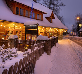 Zakopane: Drewniane wille, domy w zimowy wieczór ze sporą ilością śniegu © Michal45