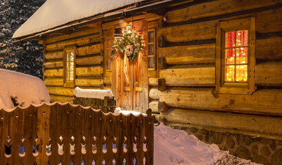 Zakopane: Drewniane wille, domy w zimowy wieczór ze sporą ilością śniegu © Michal45