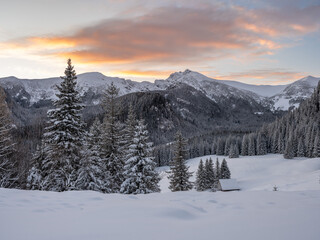Tatry: Polana Kalat&oacute;wki w mroźny, zimowy poranek przed wschodem słońca