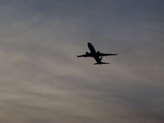 aviones en el aire y en tierra.