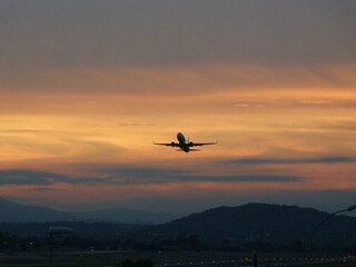 aviones en el aire y en tierra.