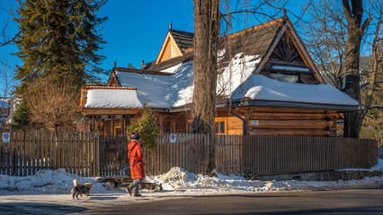 Zakopane: Drewniany zabytkowy dom, willa w zimowy poranek © Michal45
