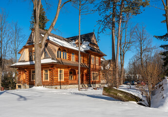 Zakopane: Drewniany zabytkowy dom, willa w zimowy poranek © Michal45