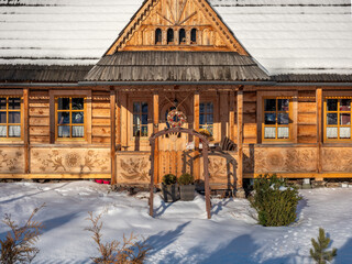 Zakopane: Drewniany zabytkowy dom, willa w zimowy poranek