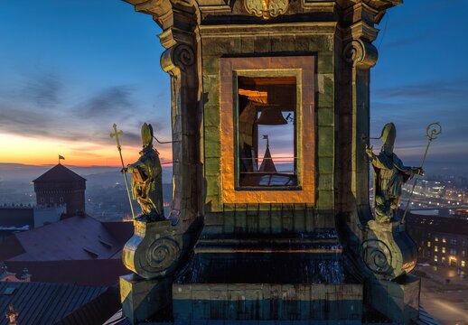 Zamek Kr&oacute;lewski na Wawelu z Wieżą Zegarową po renowacji. Widok z drona o poranku