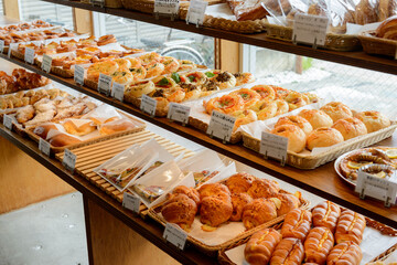 ベーカリーショップ、パン屋、店頭に並ぶパン