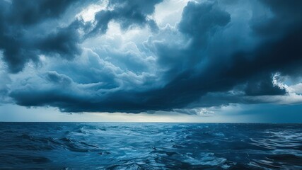 Obraz premium Dramatic ocean scene with dark, swirling clouds overhead