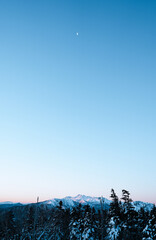 아름다운 일본의 겨울 눈 덮인 산을 담은 사진입니다. 