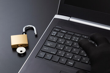 ノートパソコンと南京錠