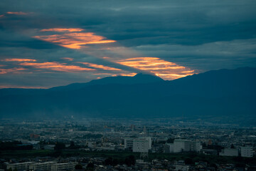 呉羽山公園 展望台にて山から差す朝日1