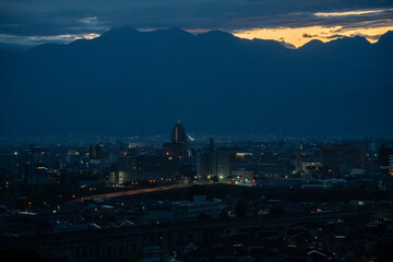 呉羽山公園 展望台にて山から差す朝日2