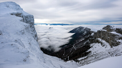 Paysage enneigé de montagne en hiver dans le massif du Vercors dans le département de la Drôme...