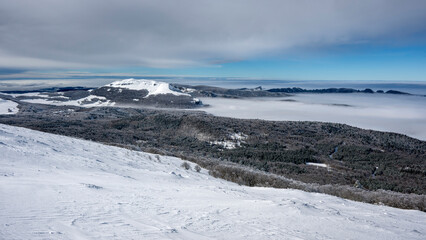 Paysage enneigé de montagne en hiver dans le massif du Vercors dans le département de la Drôme en France autour du plateau d'Ambel