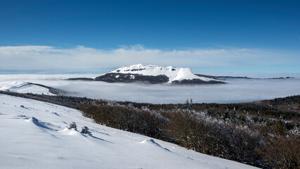 Paysage enneigé de montagne en hiver dans le massif du Vercors dans le département de la Drôme en France autour du plateau d'Ambel