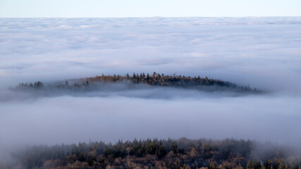 Crètes de montagne émergeant de la brume dans le massif du Vercors dans le département de la...