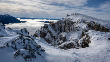 Paysage enneigé de montagne en hiver dans le massif du Vercors dans le département de la Drôme...