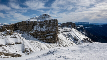 Paysage enneigé de montagne en hiver dans le massif du Vercors dans le département de la Drôme...
