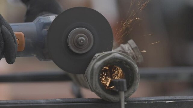 Cortando tuber&iacute;a de metal con radial