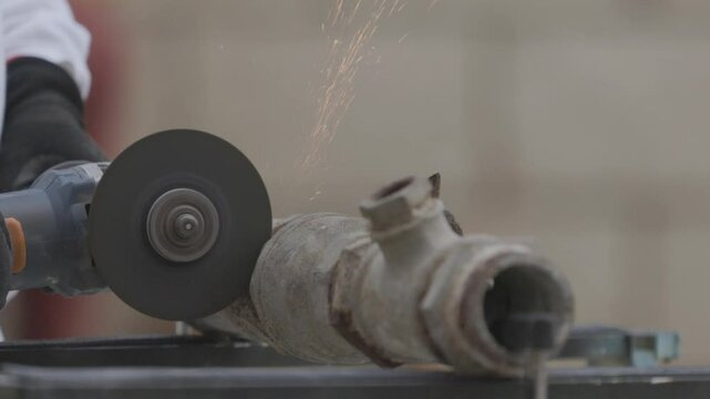 Cortando tuber&iacute;a de metal con radial 3