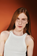 Obraz premium Expressing individuality with confidence in a modern artistic setting