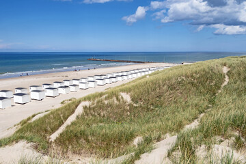 Blick auf den Nordseestrand des Ortes Løkken mit seinen charakteristischen weißen Strandhäusern, Dänemark