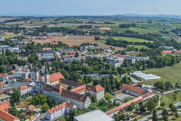 Obraz premium Die Gemeinde Fürstenzell inmitten des Klosterwinkels in Niederbayern von oben