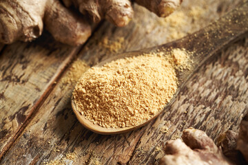 Ground ginger powder with fresh ginger root