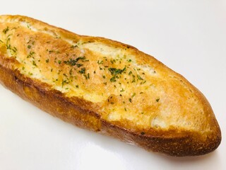ガーリックバターを塗って焼いたフランスパン　ガーリックフランス ややアップ