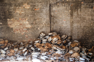 Viele Bettpfannen, Töpfchens für Kranke an einer Wand. Lost Place.