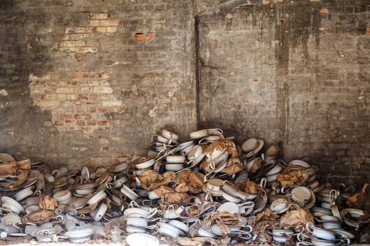 Viele Bettpfannen, T&ouml;pfchens f&uuml;r Kranke an einer Wand. Lost Place.