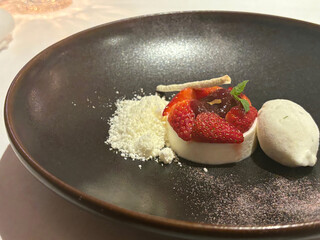 フルコースのデザート イチゴケーキ