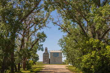 Obraz premium Glenside grain elevator; a small town grain storage in Saskatchewan, Canada.