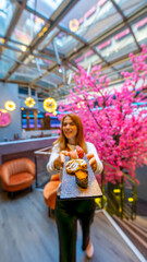 Mujer ofreciendo un plato de sushi en un elegante restaurante japonés