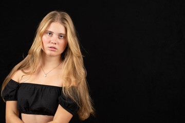 Junge blonde Frau | Studio | schwarzer Hintergrund