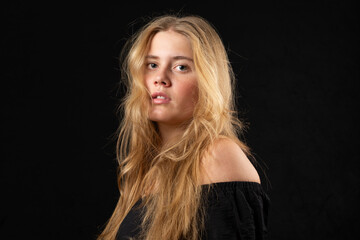 Naklejka premium Junge blonde Frau | Studio | schwarzer Hintergrund