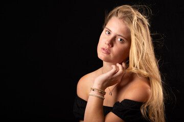 Naklejka premium Junge blonde Frau | Studio | schwarzer Hintergrund