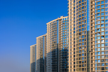 Obraz premium City view on a sunny day. Modern buildings, walls and windows. 