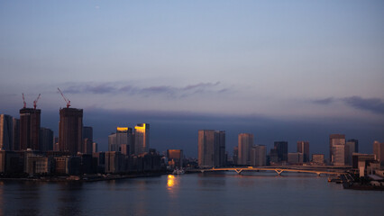 Fototapeta premium Beautiful Tokyo sundown in the late Autumn, portraying the city scape of the biggest metropolitan area in the world