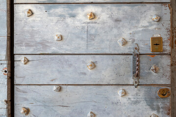 Vecchie assi rustiche invecchiate inchiodate con chiodi, porta antica, sfondo rurale malandato