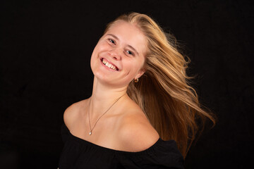 Fototapeta premium Junge blonde Frau, Studio, schwarzer Hintergrund